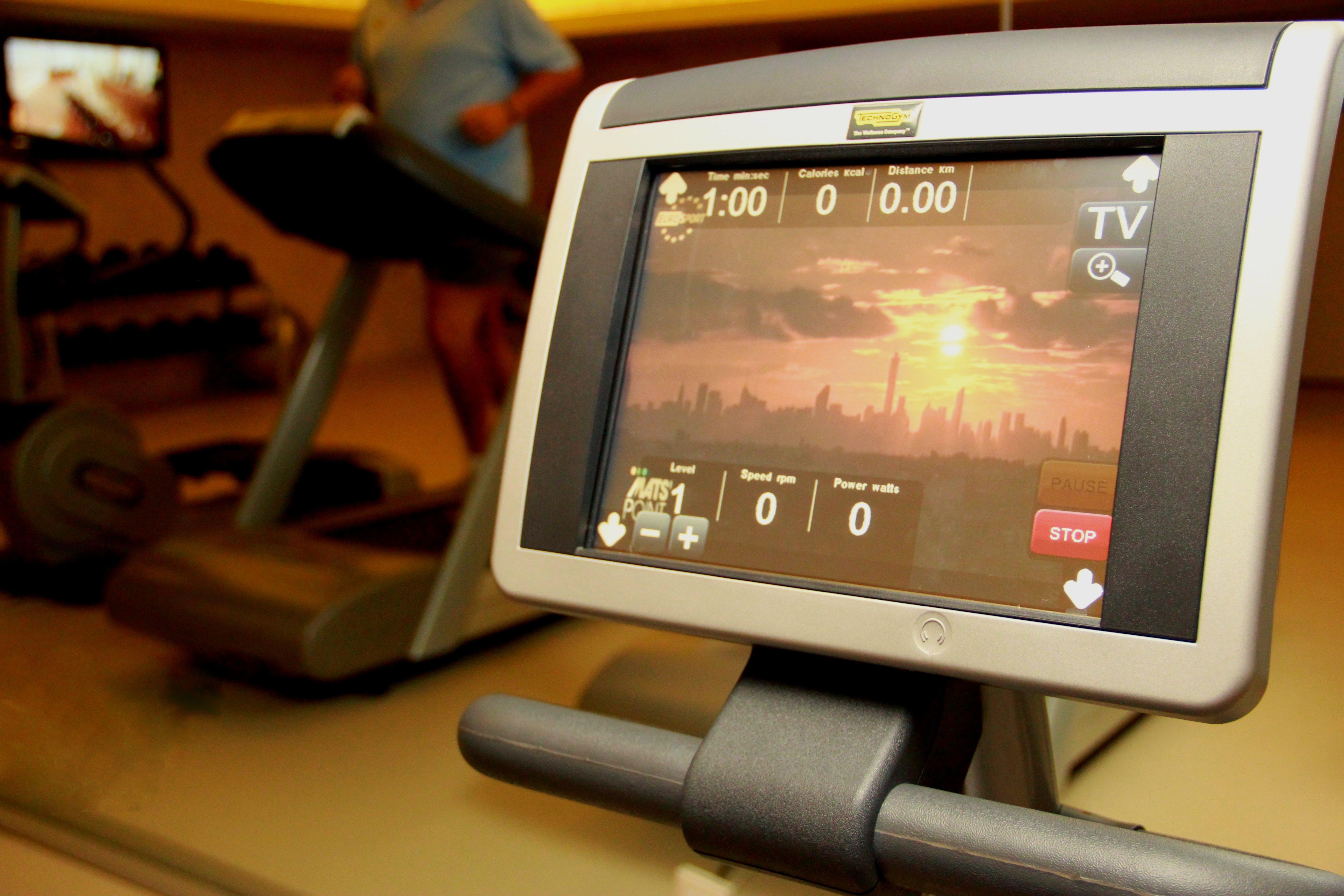 Crowne Plaza Vilamoura - Algarve By Ihg Kültér fotó A treadmill console
