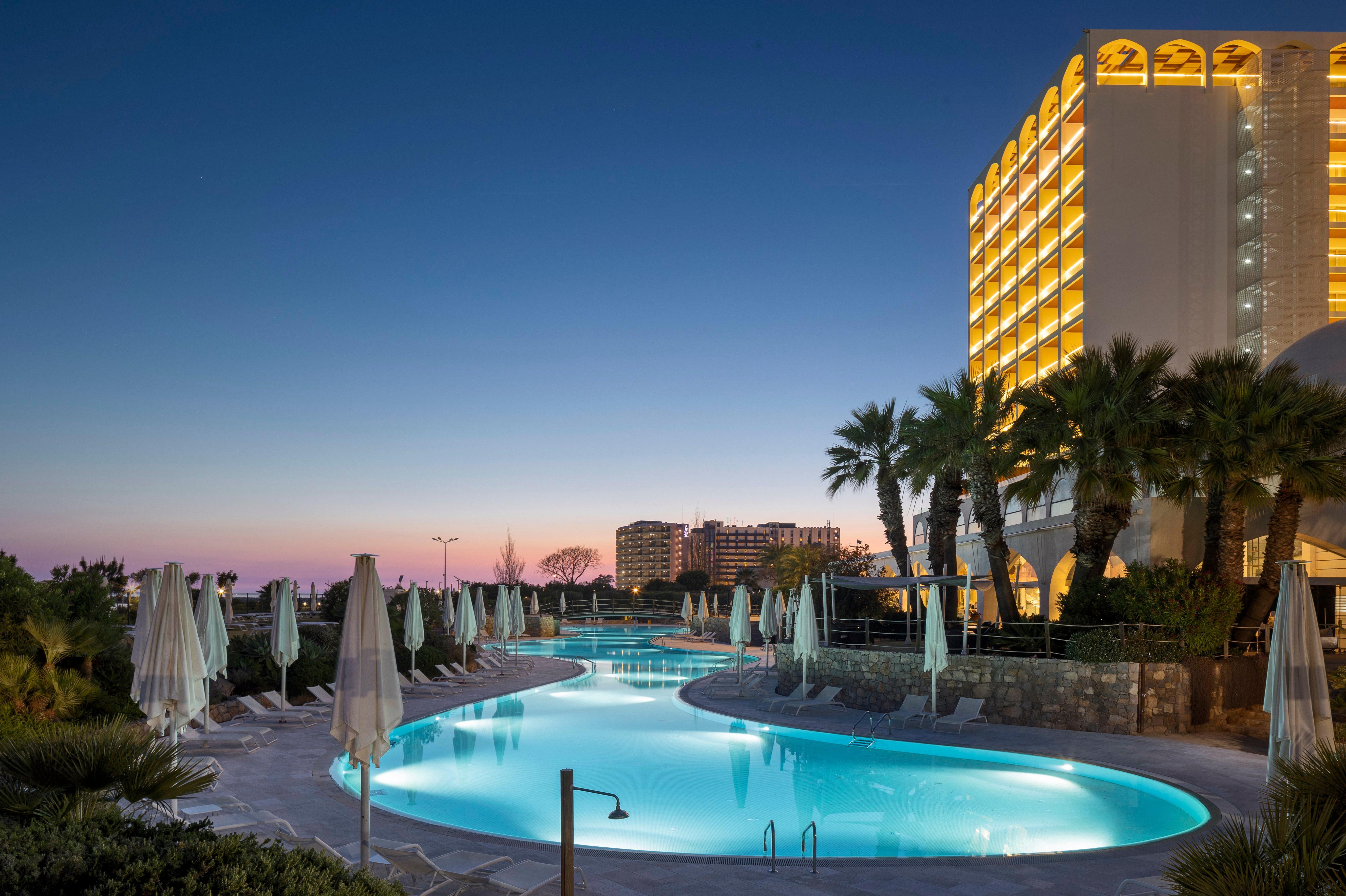 Crowne Plaza Vilamoura - Algarve By Ihg Kültér fotó The hotel at night