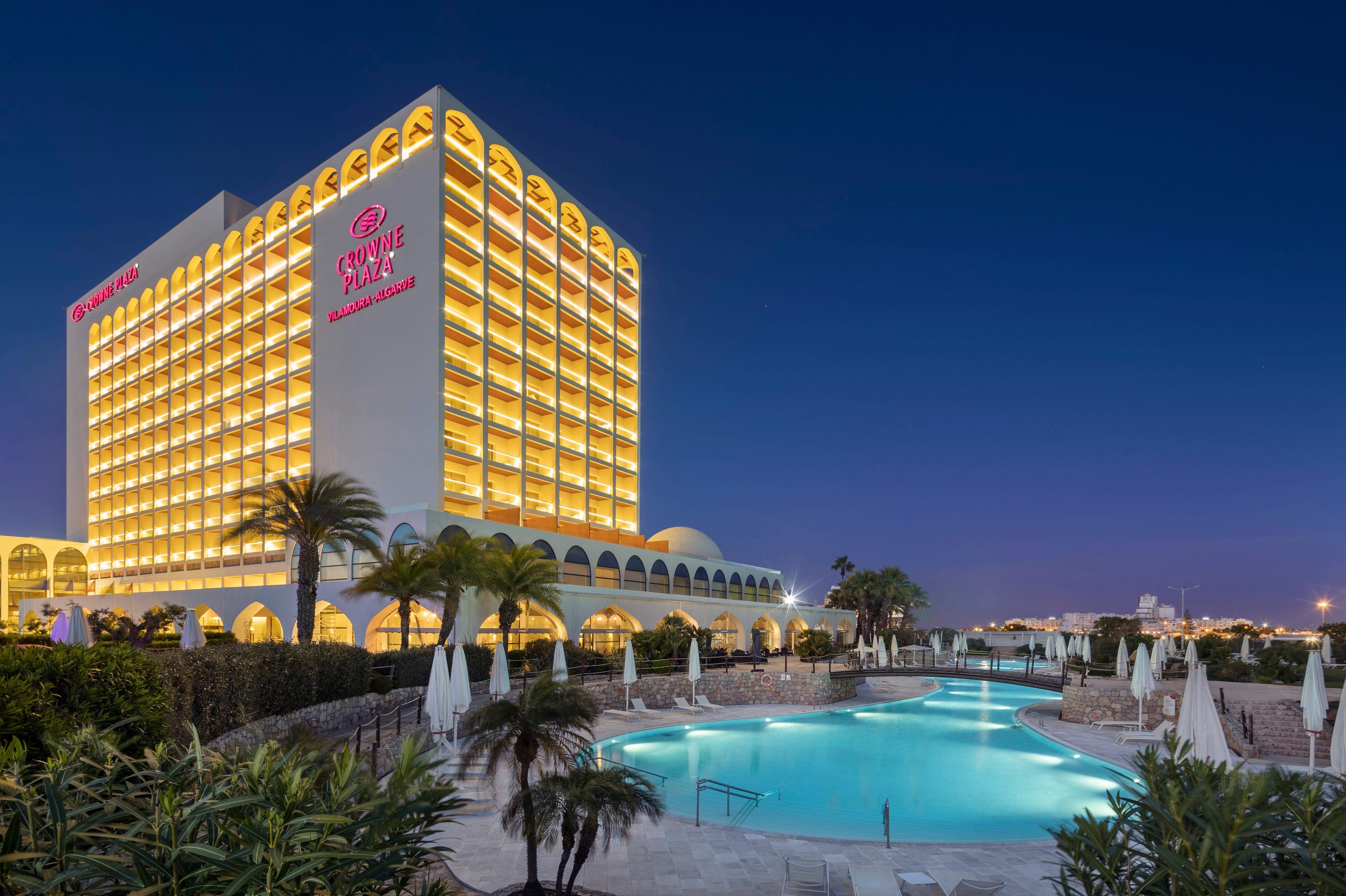 Crowne Plaza Vilamoura - Algarve By Ihg Kültér fotó The hotel at night