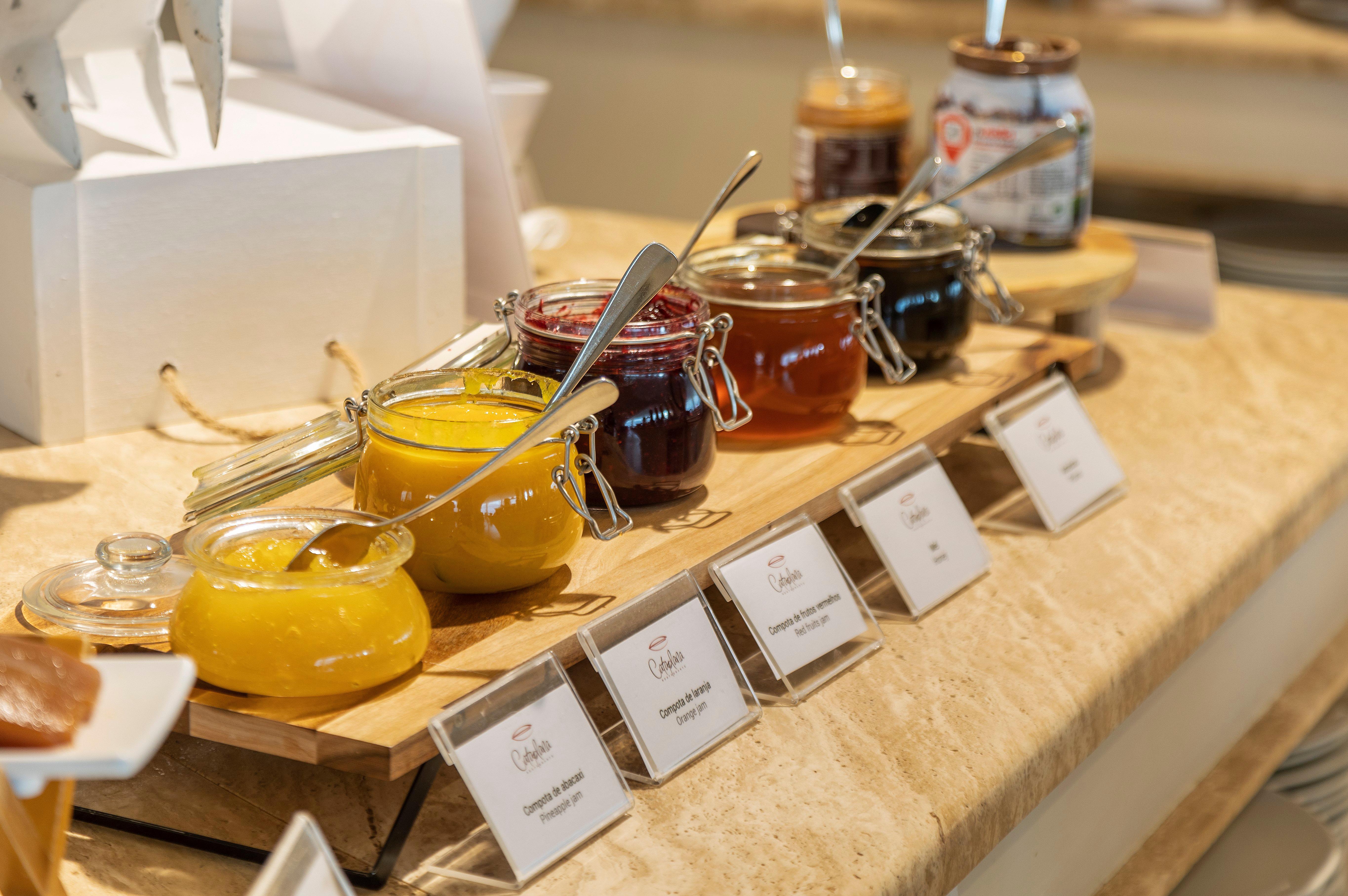 Crowne Plaza Vilamoura - Algarve By Ihg Kültér fotó Jams and honey at a buffet